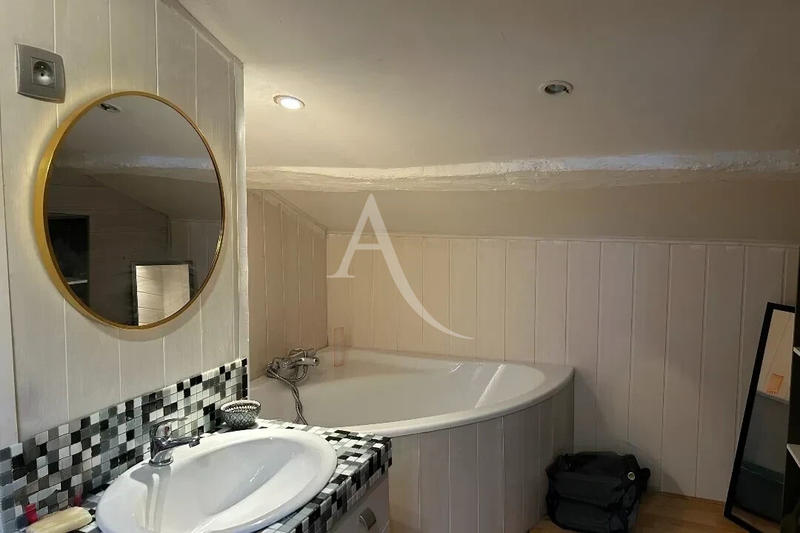 Maison - 268 m² - 11 pièces