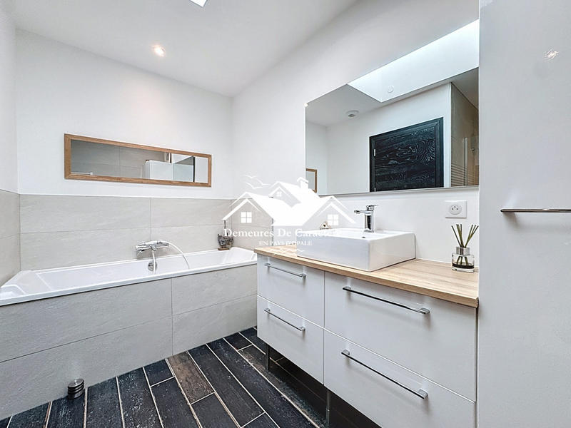 Maison - 210 m² - 6 pièces