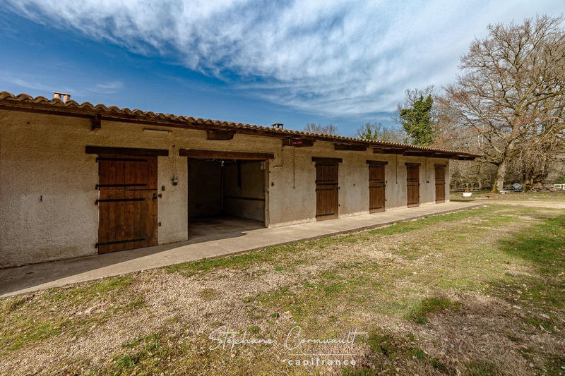 Propriété - 251 m² - 7 pièces