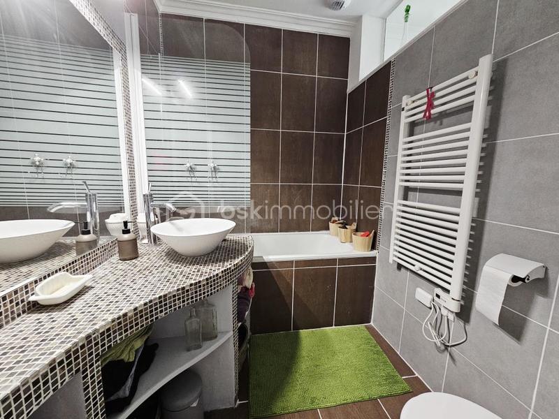 Maison traditionnelle - 250 m² - 8 pièces