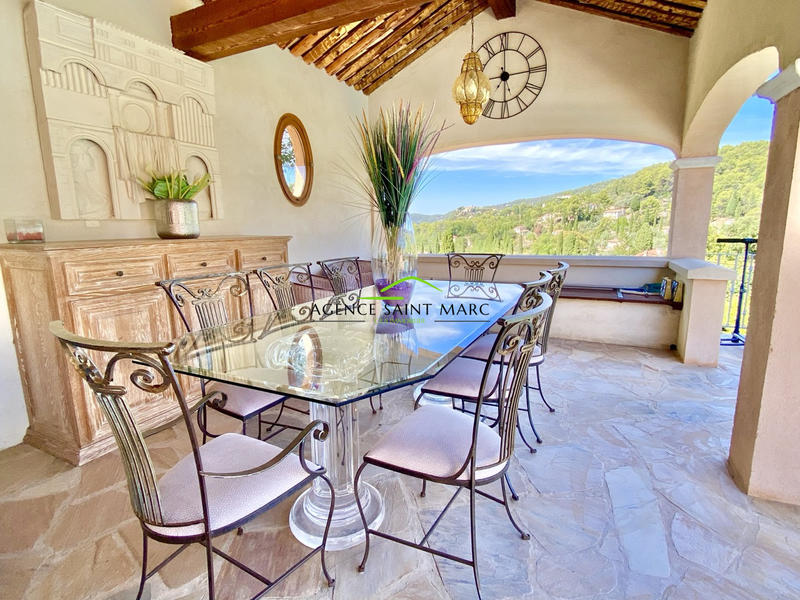 Maison - 300 m² - 4 pièces