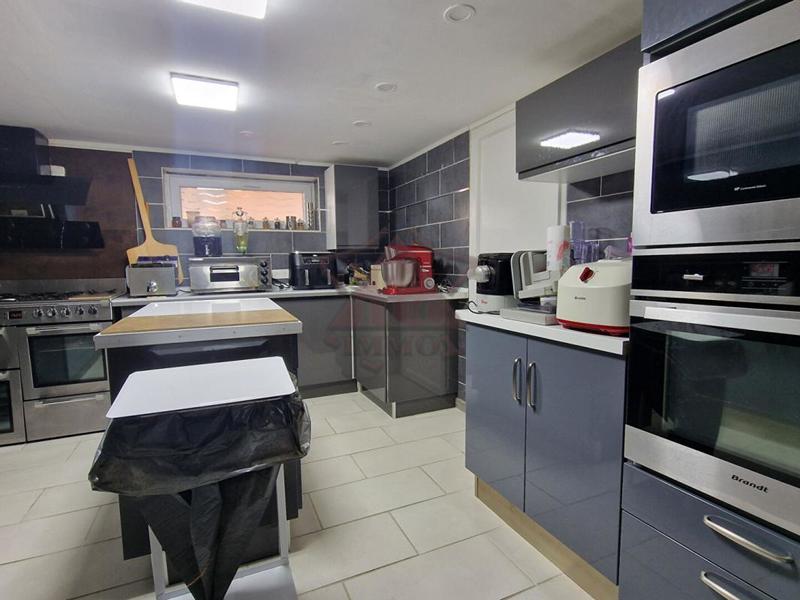 Maison - 320 m² - 9 pièces