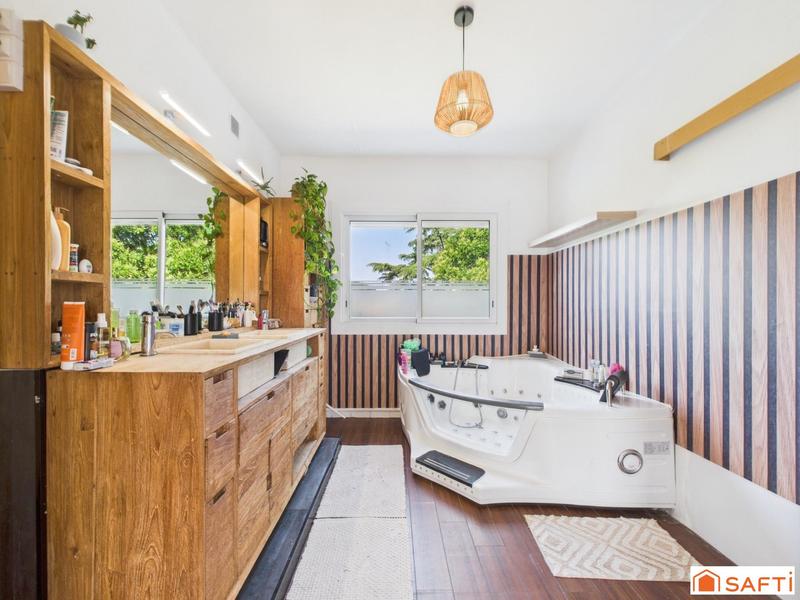 Maison - 220 m² - 8 pièces