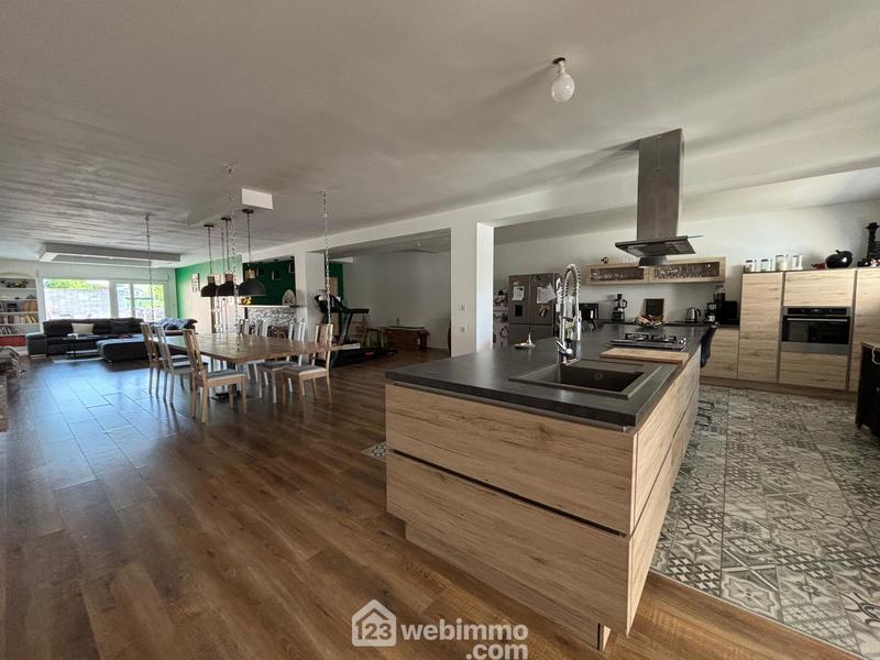 Maison - 226 m² - 7 pièces