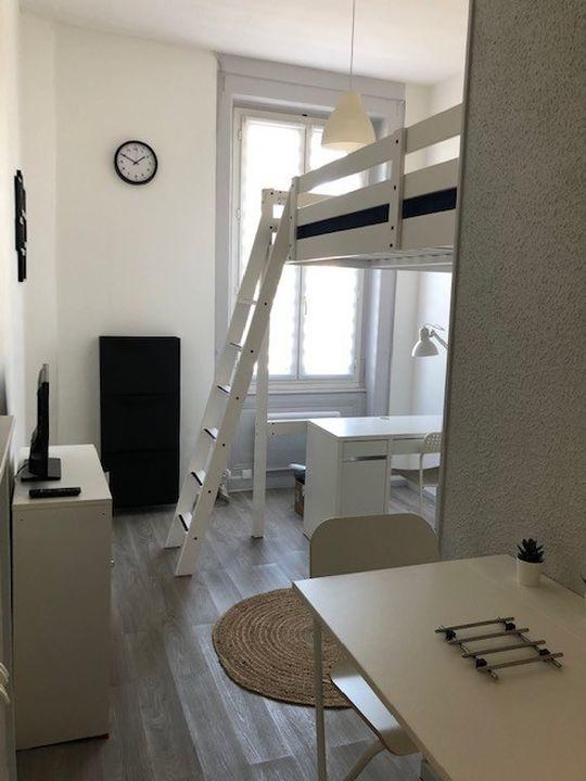 Studio - 137 m² - 7 pièces