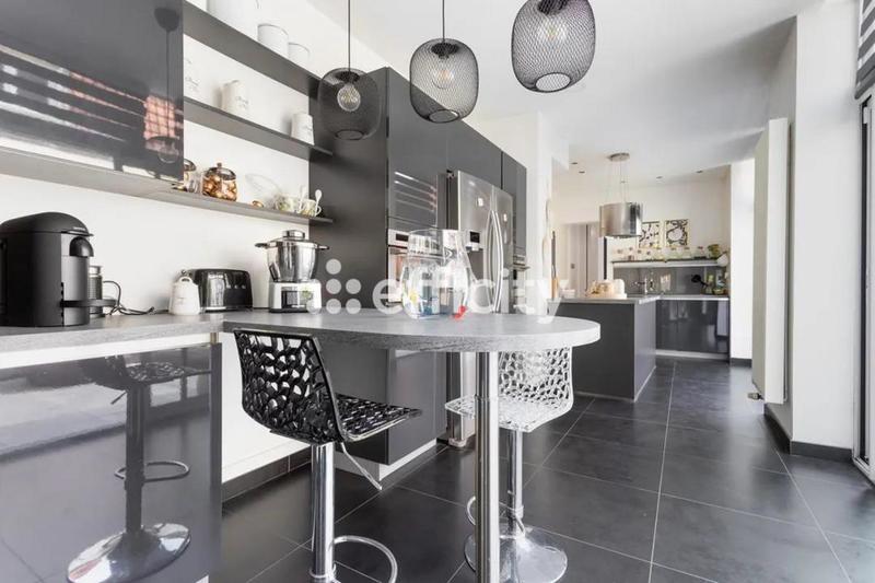 Maison - 230 m² - 8 pièces