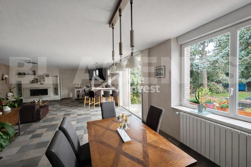 Maison - 240 m² - 8 pièces