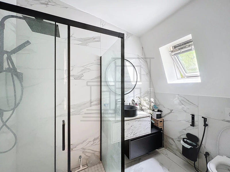 Maison - 260 m² - 10 pièces