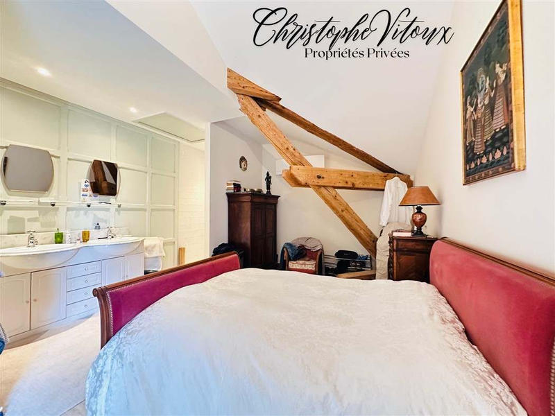 Propriété - 240 m² - 7 pièces