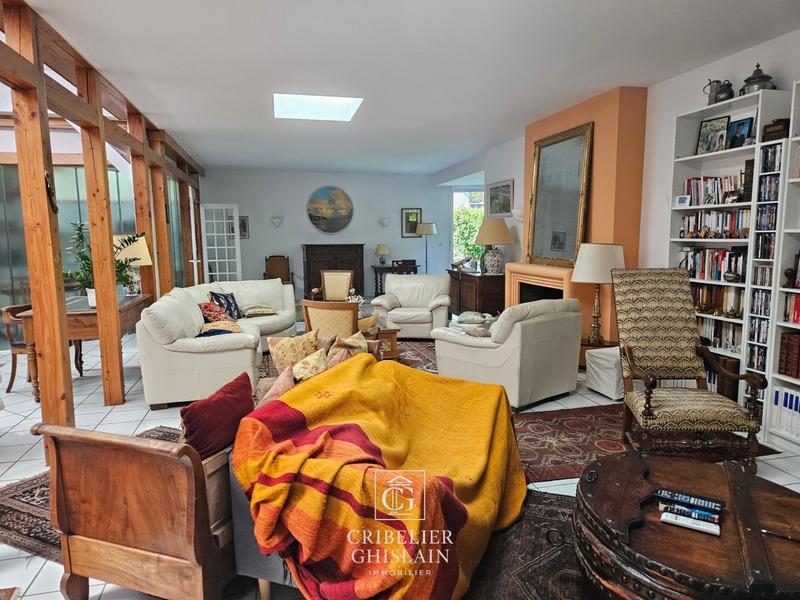 Maison - 248 m² - 9 pièces