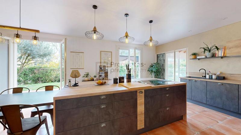 Maison - 260 m² - 9 pièces