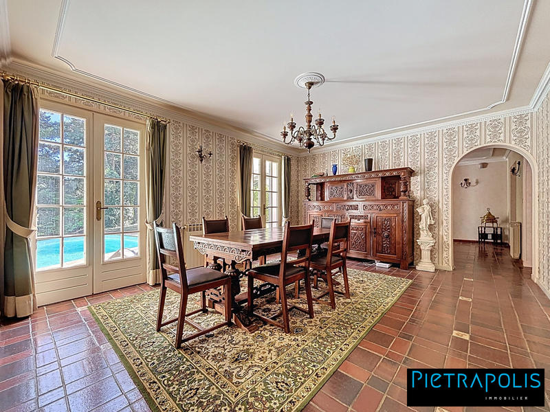 Maison - 278 m² - 9 pièces