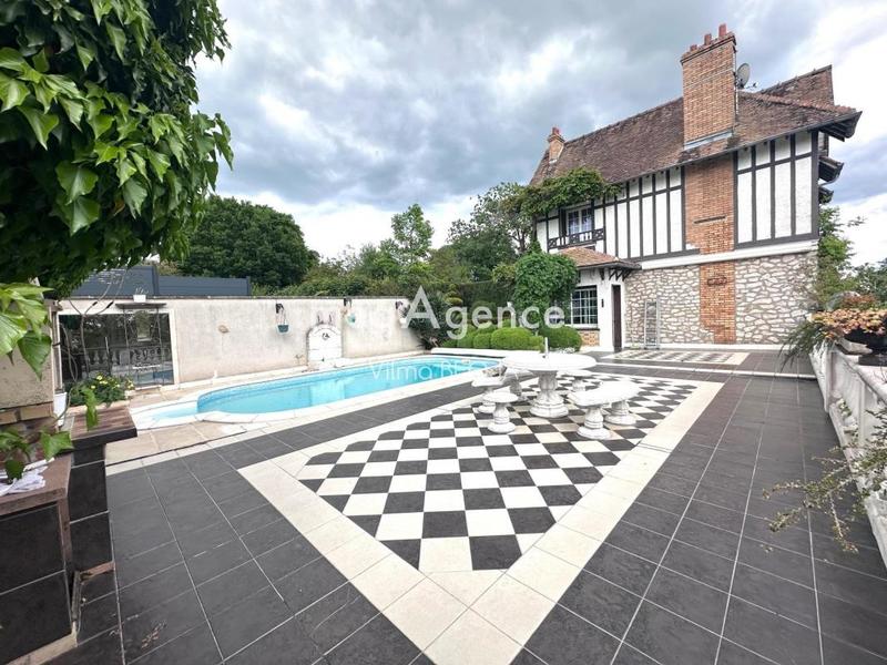 Maison - 220 m² - 7 pièces