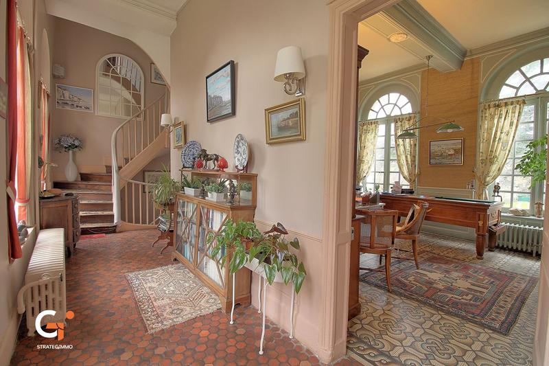 Maison - 242 m² - 9 pièces