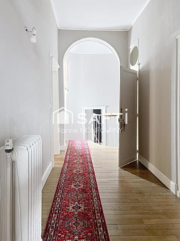 Maison - 330 m² - 8 pièces