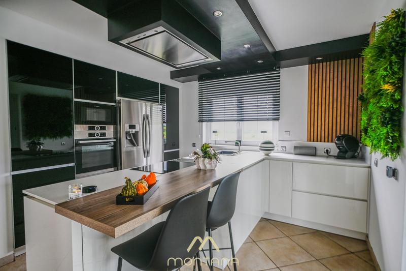 Maison - 275 m² - 8 pièces