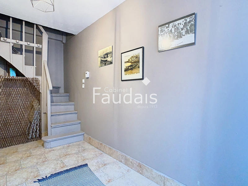 Maison - 248 m² - 10 pièces