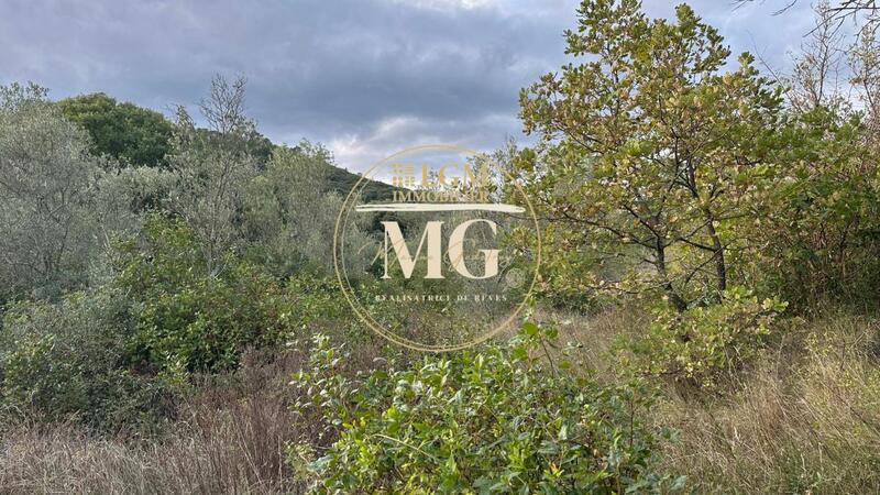 Terrain constructible - 1 900 m²