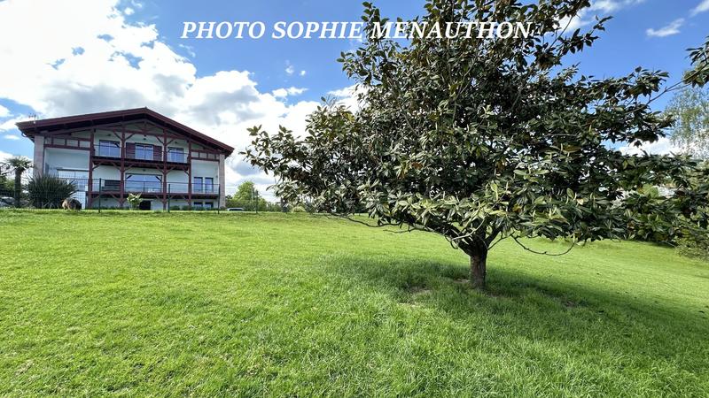 Maison - 220 m² - 7 pièces