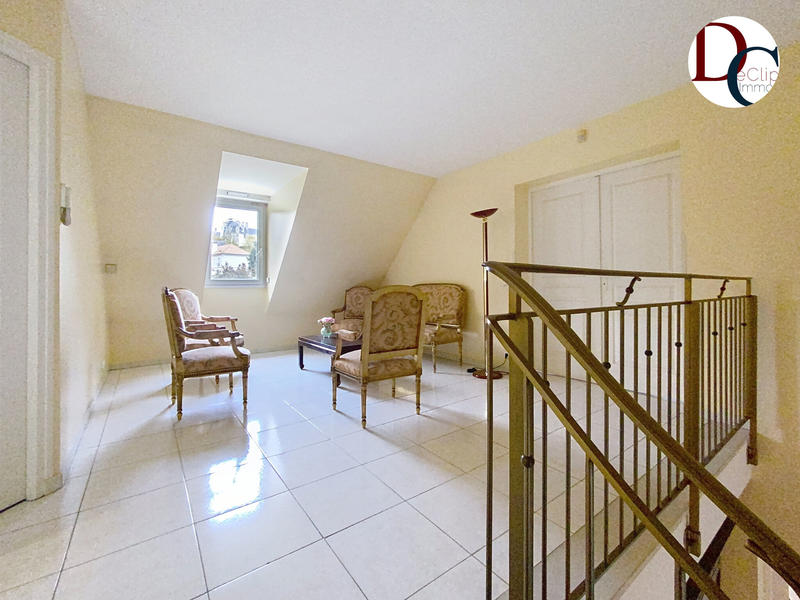 Maison - 242 m² - 8 pièces