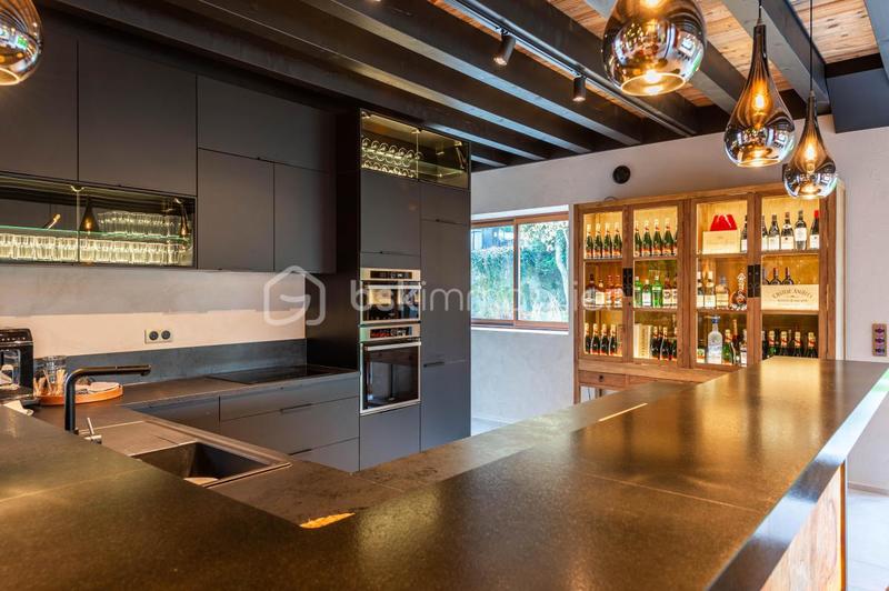 Maison - 303 m² - 8 pièces