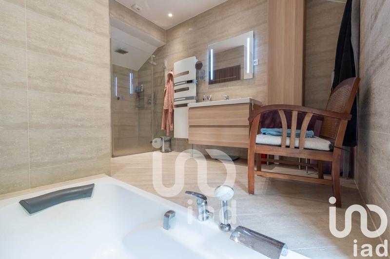 Maison - 216 m² - 8 pièces