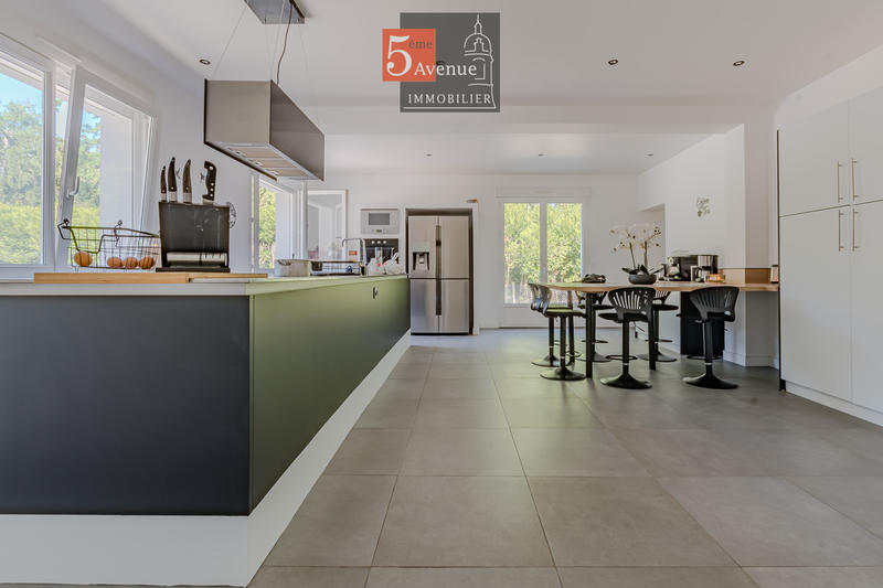 Maison - 450 m² - 9 pièces