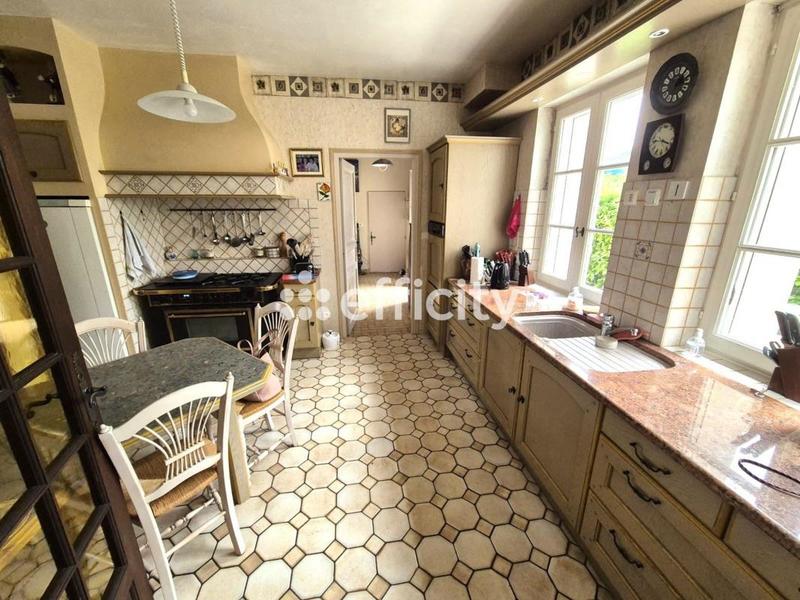 Maison - 345 m² - 14 pièces