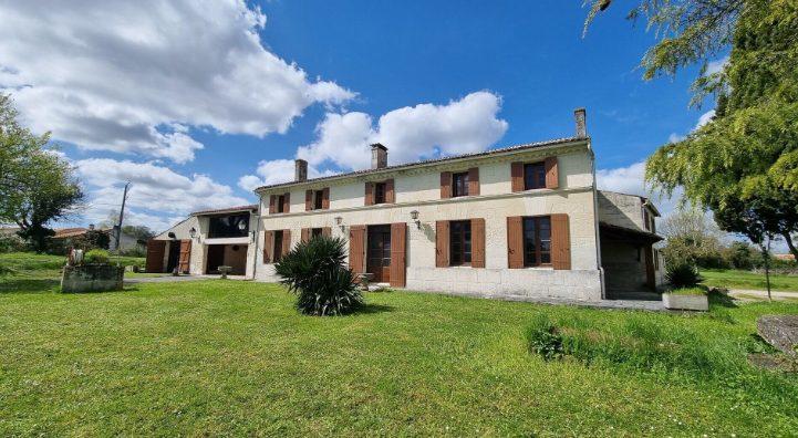 Maison ancienne - 574 m² - 15 pièces