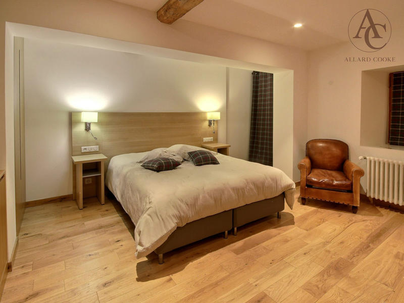 Châlet - 585 m² - 11 pièces