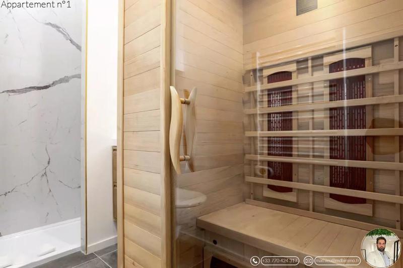 Studio - 100 m² - 9 pièces