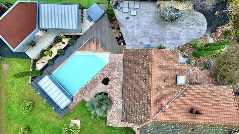 Maison - 239 m² - 9 pièces