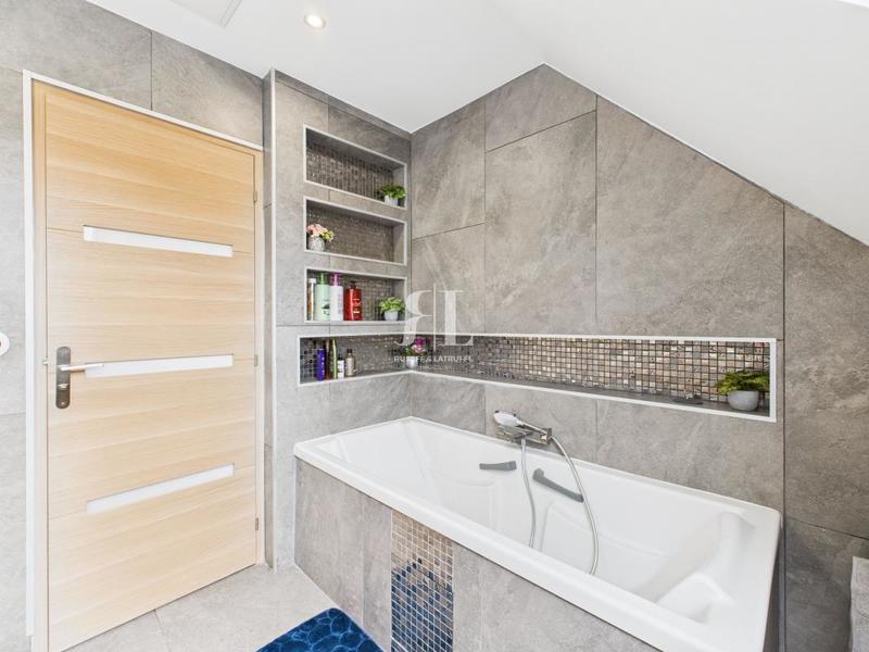 Maison - 203 m² - 6 pièces