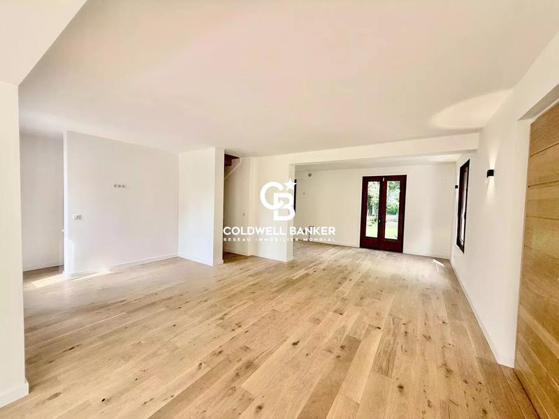 Maison - 220 m² - 7 pièces