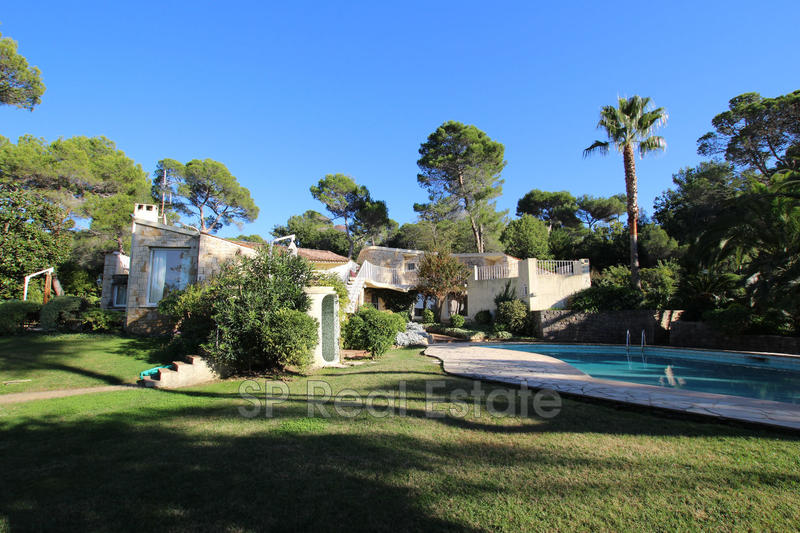 Maison - 250 m² - 8 pièces