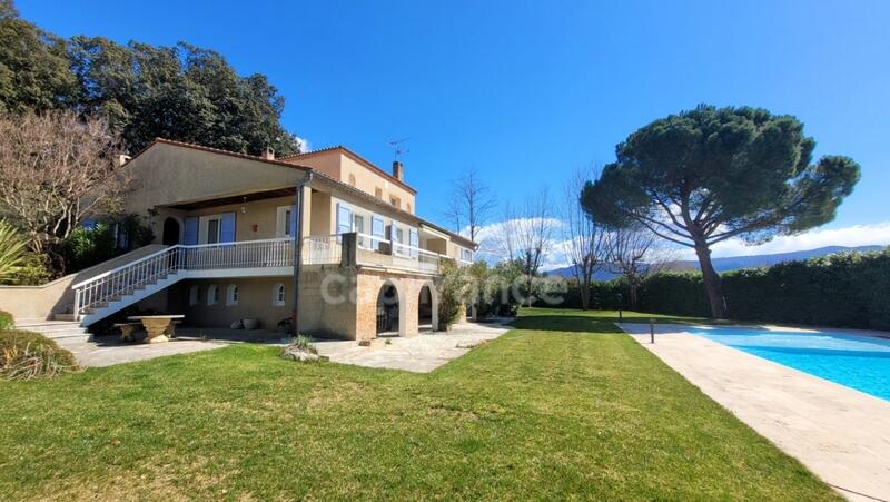 Villa - 247 m² - 9 pièces