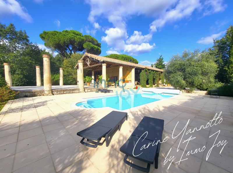 Maison - 240 m² - 8 pièces