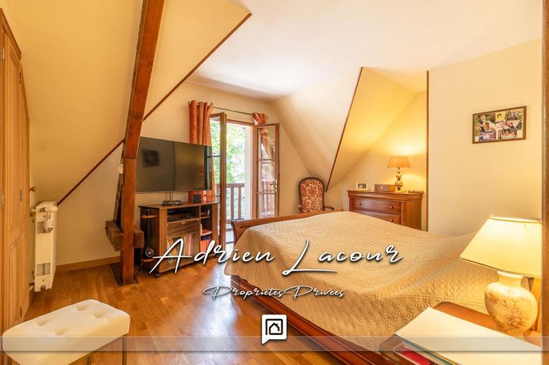 Maison - 242 m² - 10 pièces