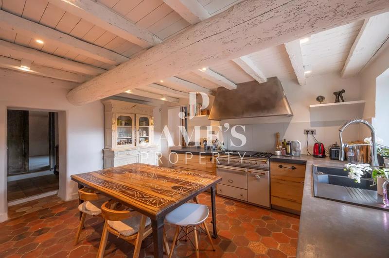 Maison - 330 m² - 8 pièces