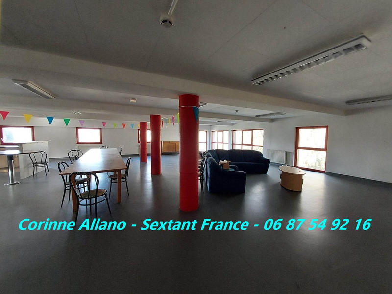 Maison - 1 528 m² - 40 pièces