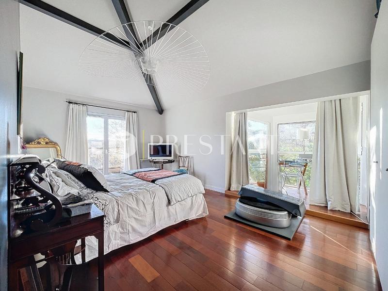 Maison - 250 m² - 6 pièces