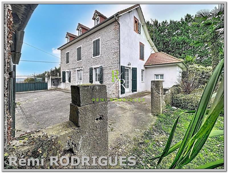 Maison - 219 m² - 10 pièces