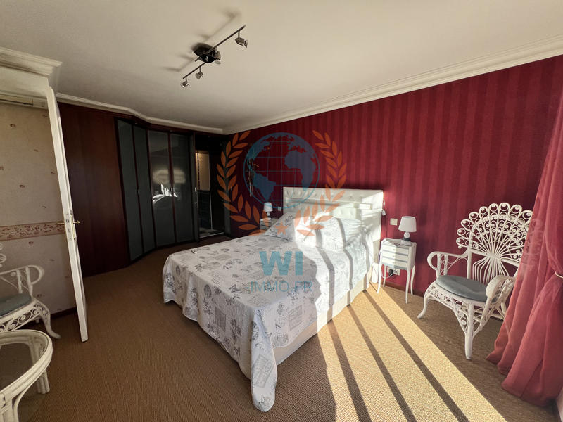 Maison - 233 m² - 10 pièces