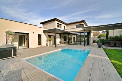 Maison - 250 m² - 7 pièces