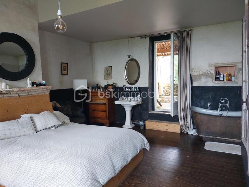 Propriété - 242 m² - 7 pièces