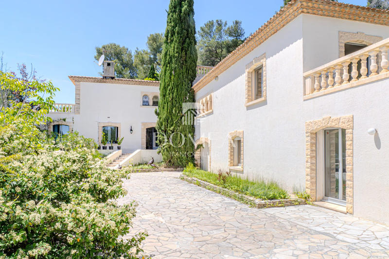 Maison - 463 m² - 15 pièces