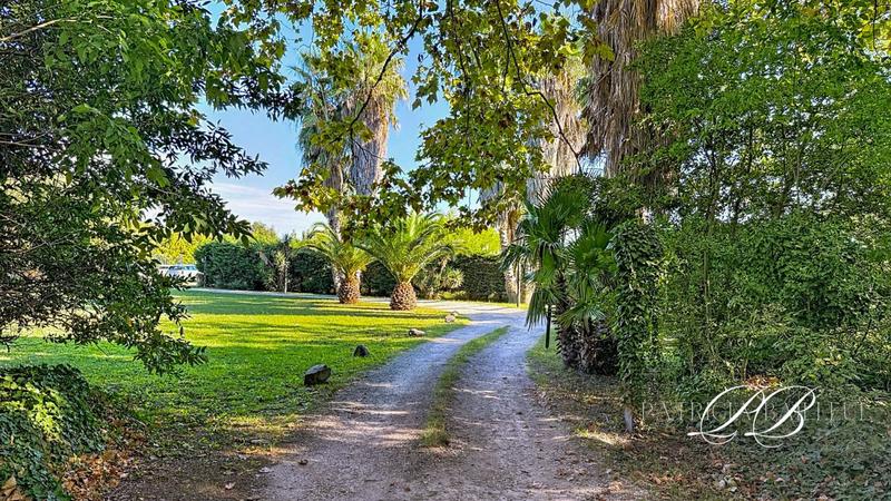 Maison - 600 m² - 25 pièces