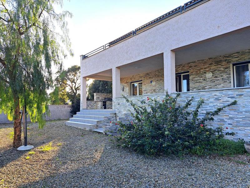 Maison - 250 m² - 9 pièces