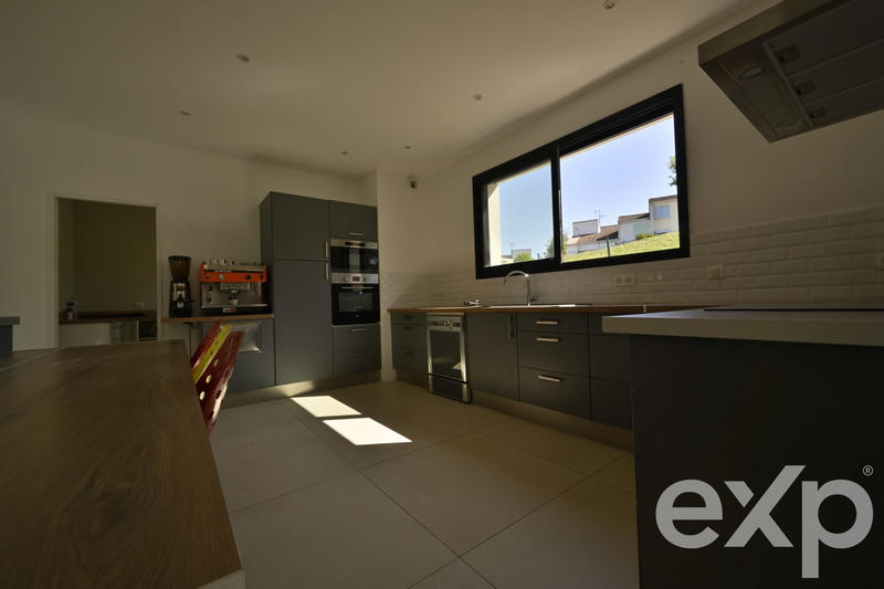 Maison - 202 m² - 5 pièces