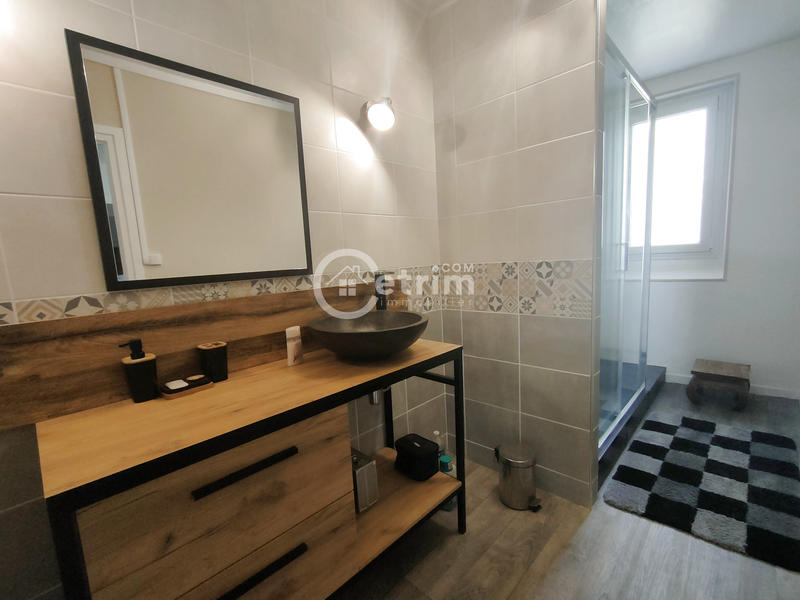 Maison - 201 m² - 7 pièces